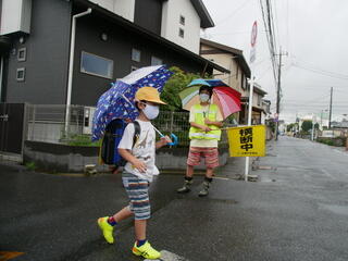 子どもが登校している様子