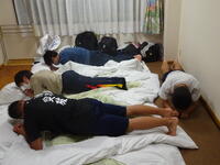 キャンプファイヤー後に自主的にトレーニングする男子