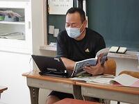 教科書の範読中です