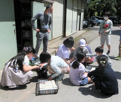 土を準備する様子