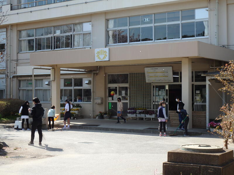 昇降口前も清掃