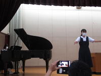 校歌清聴のために３年生生徒が体育館から指揮と伴奏