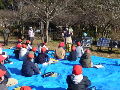 説明を真剣に聞いています