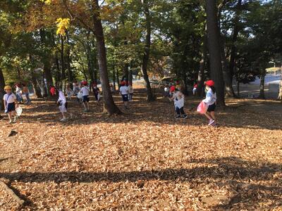 生活科の「あきとあそぼう」の学習で公園探検に行ってきました。木々が紅葉し、赤や黄色に色づいた葉に１年生の子ども達は、大喜びでした。