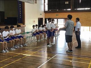 校長先生から襷授与