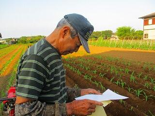 質問内容を確認中の大山さん