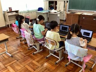 係カードを作っている様子※すみません！！諸事情で後ろ姿です！！