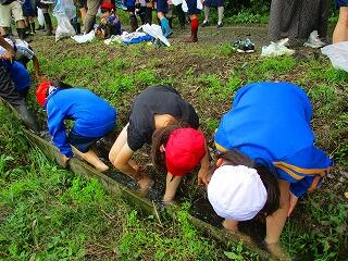 用水路で足を洗います。