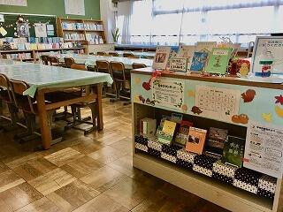 〈読書室の入り口には、朝読書におすすめの本を展示しています。〉