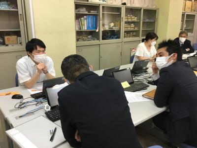 意見を交換しています！